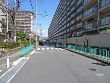 ローレルハイツ茨木総持寺１号棟の西側前面道路