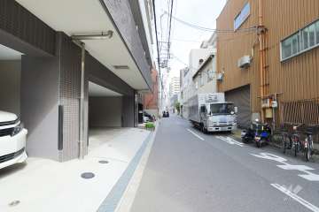 敷地の南側前面道路（西側から）