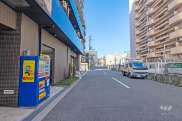 敷地東側の前面道路（南側から）