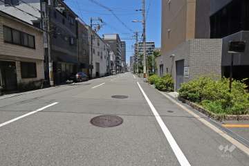 敷地西側の前面道路（南側から）