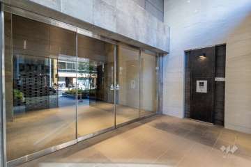 エントランスはオートロック付きです。　