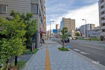敷地の南側前面道路は桜川恵美須街線です（西側から）。