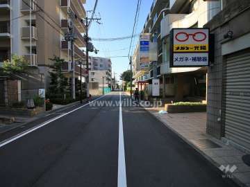敷地西側の前面道路（北側から）