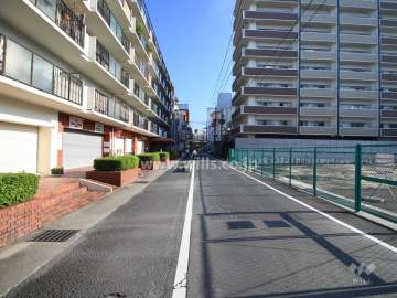 敷地西側の前面道路（南側から）