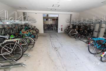 屋内に設けられた駐輪場