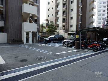 敷地内駐車場入口(西側の棟)