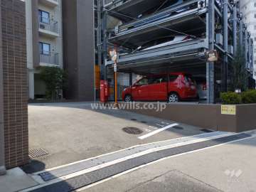 敷地内駐車場入口(東側の棟)