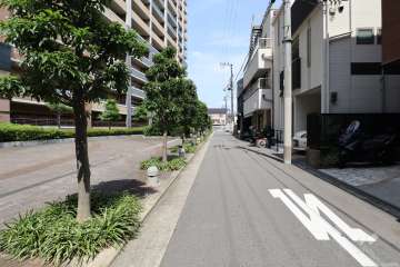 敷地南側の前面道路（西側から）