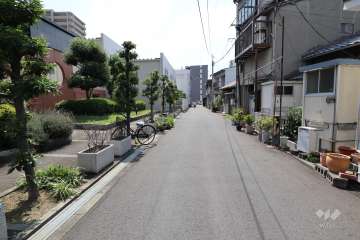 敷地北側の前面道路（東側から）