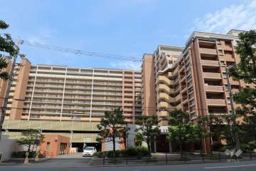ライオンズガーデン城東の外観（西側から）