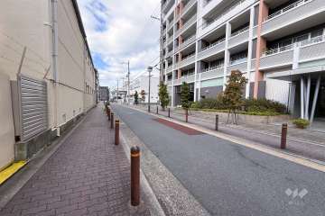 敷地南側の前面道路（東側から）