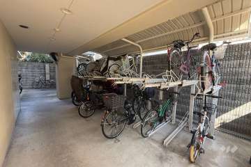 屋内に設けられた駐輪場
