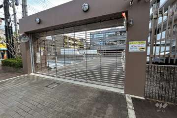 駐車場の出入り口（リングシャッター付き）・敷地内駐車場（屋外機械式）