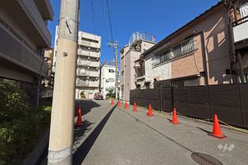 敷地東側の前面道路（南側から）