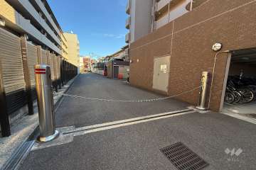 駐車場の出入り口(ロボットゲート付き)・敷地内駐車場（屋外機械式）