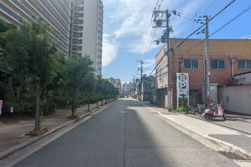 敷地西側の前面道路