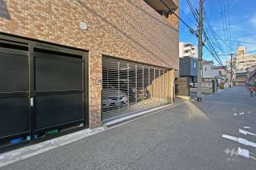 駐車場の出入り口（シャッター付き）