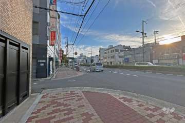 敷地西側の前面道路は今里筋です（北側から）。