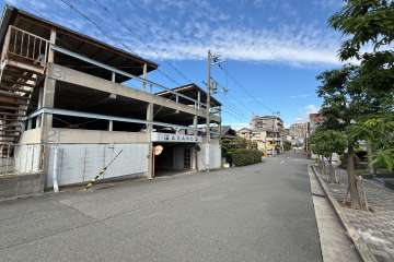 敷地西側の前面道路（南側から）