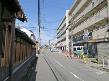 敷地西側の前面道路