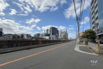 敷地南側の前面道路（東側から）