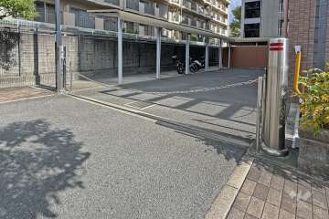 駐輪場の出入り口(ロボットゲート付き)