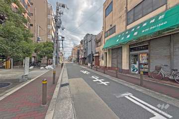 敷地東側の前面道路（右側から）