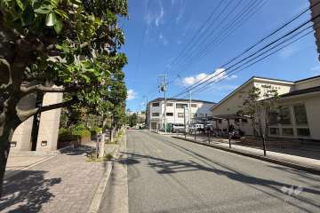 敷地東側の前面道路（南側から）