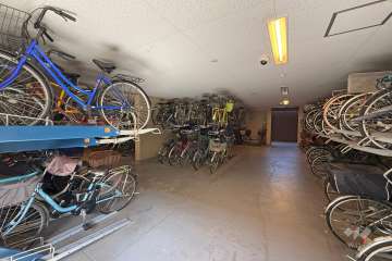 屋内に設けられた駐輪場