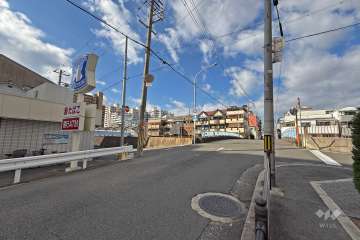 敷地南側の前面道路（東側から）