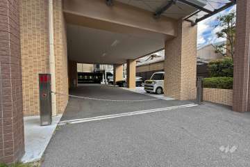 駐車場の出入口（ロボットゲート付き）