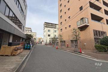 敷地西側の前面道路