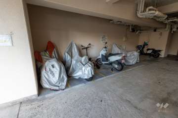 屋内に設けられたバイク置場