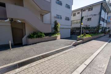 駐車場の出入り口