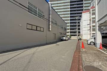 敷地北西側の前面道路（南西側から）