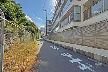 敷地東側の前面道路（北側から）