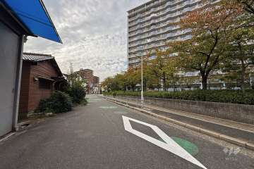 敷地南側の前面道路（東側から）