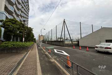 敷地南側の前面道路（西側から）