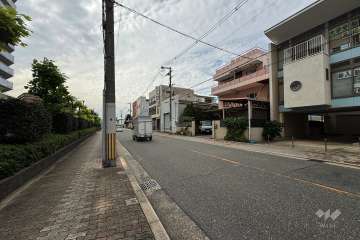 敷地北側の前面道路（東側から）