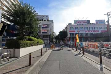 敷地西側の前面道路（北側から）