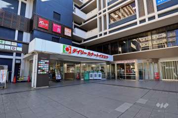 敷地は商業施設と直結しています。