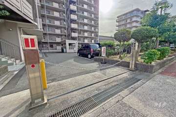 敷地内駐車場の出入り口（シャッター付き）