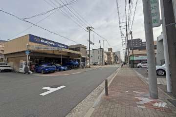 敷地東側の前面道路（北側から）