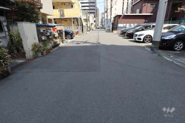 敷地北側の前面道路（西側から）