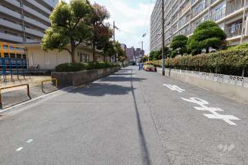 敷地南側の前面道路（東側から）