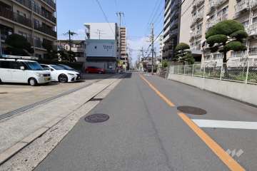 敷地東側の前面道路（南側から）