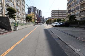 敷地東側の前面道路（北側から）