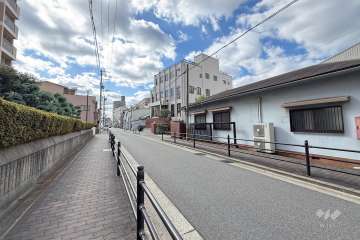 敷地西側の前面道路　