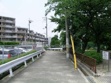 敷地北側の道路と公園