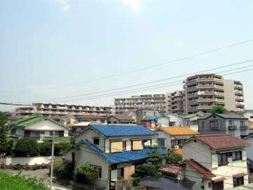 周辺は一戸建てが中心に立ち並ぶ住宅地